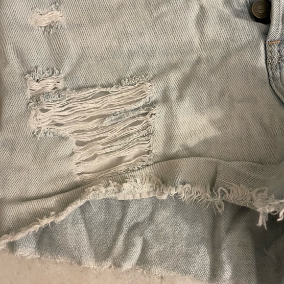 Hollister Distressed Light Wash Mom Jean Shorts - Picture 3 of 4